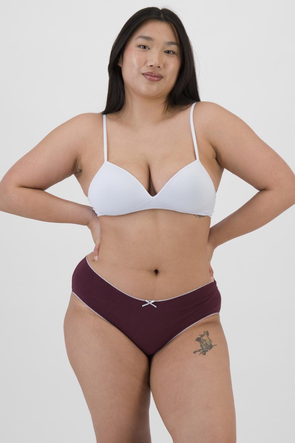 Chloe (She/Her) wears size 14 and is 165cm tall with 95cm chest and 78cm waist