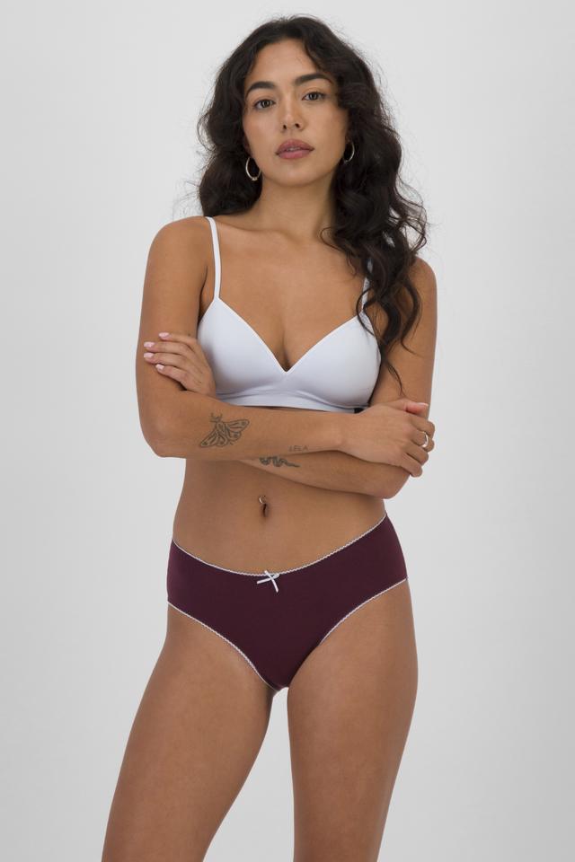 Mercedes (She/Her) wears size 10 and is 166cm tall with 81cm chest and 69cm waist