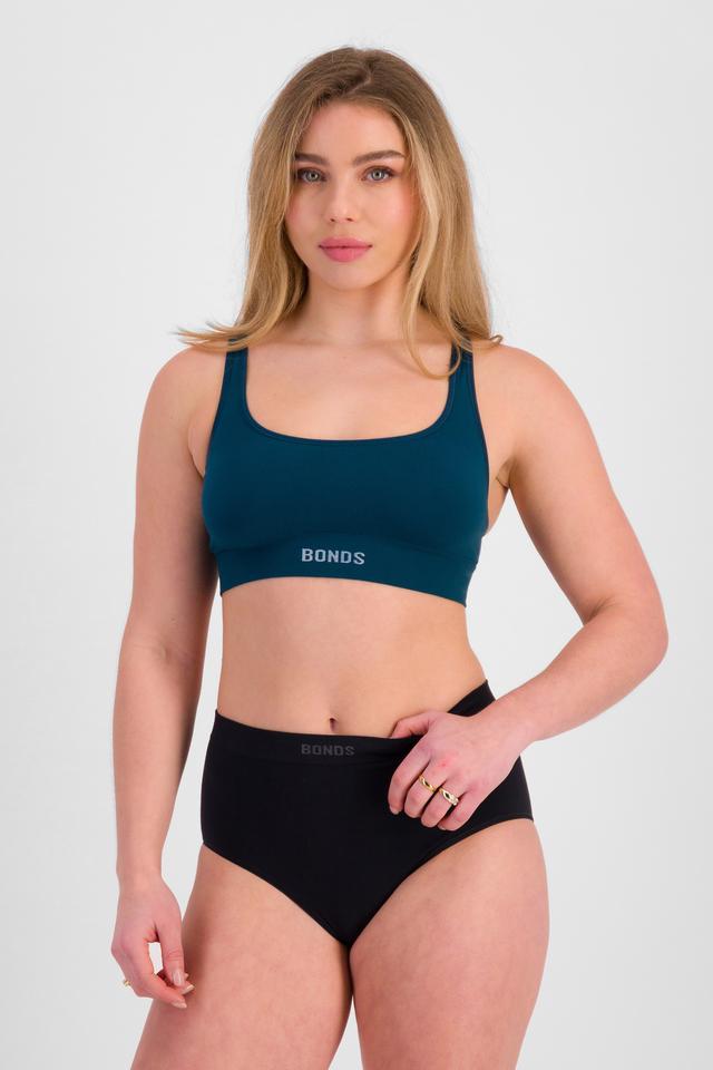 Sienna (She/Her) wears size 12 and is 164cm tall with cm chest and 71cm waist