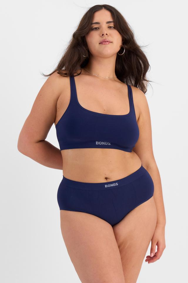 Bella (She/Her) wears size 14 and is 173cm tall with 95cm chest and 77cm waist