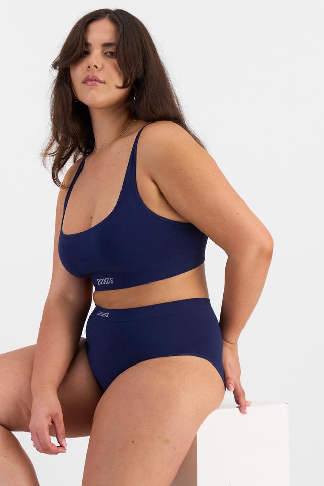 Bella (She/Her) wears size 14 and is 173cm tall with 95cm chest and 77cm waist