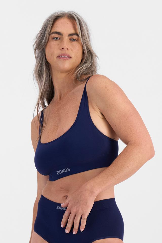 Kiah (She/Her) wears size 14 and is 165cm tall with 89cm chest and 66cm waist