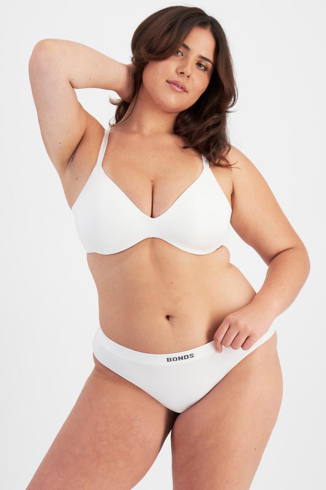 Bella (She/Her) wears size 14 and is 173cm tall with 95cm chest and 77cm waist
