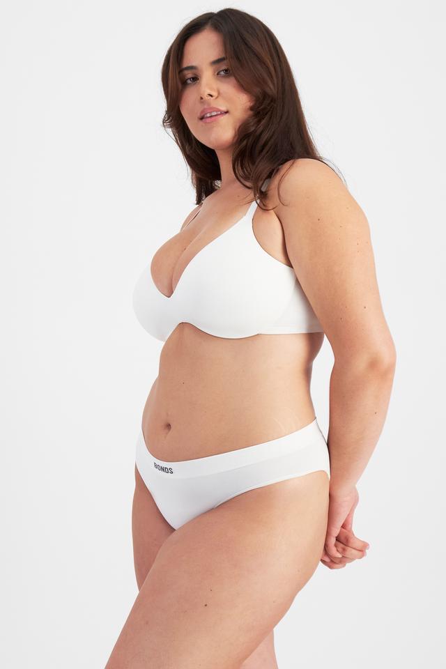 Bella (She/Her) wears size 14 and is 173cm tall with 95cm chest and 77cm waist