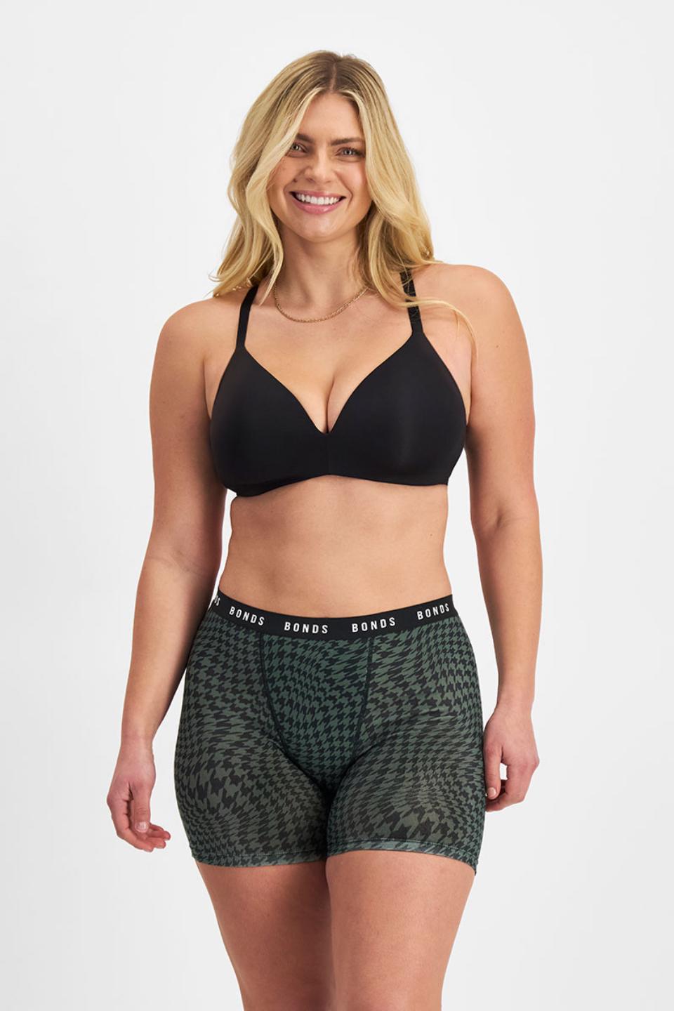 Zoe (She/Her) wears size 14 and is 170cm tall with 98cm chest and 85cm waist