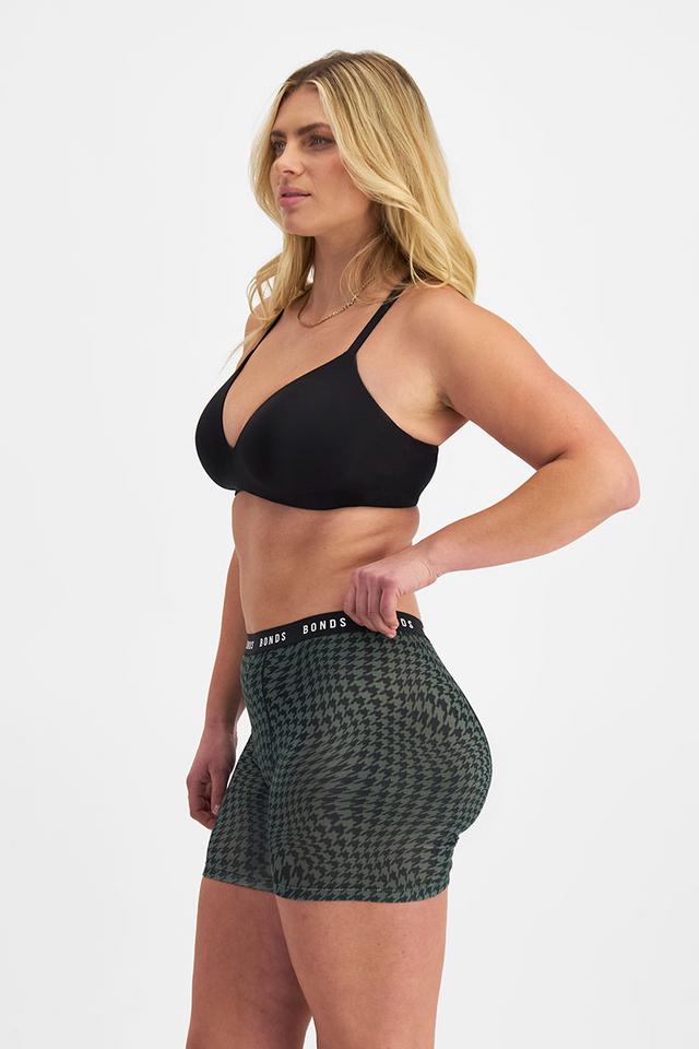 Zoe (She/Her) wears size 14 and is 170cm tall with 98cm chest and 85cm waist