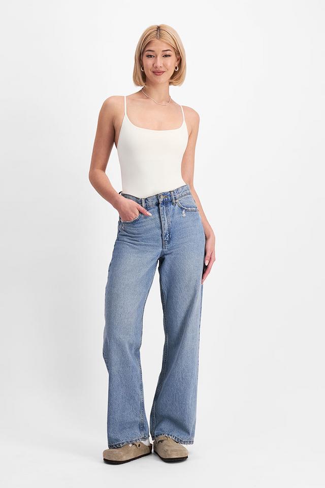 Rhiannan (She/Her) wears size 10 and is 175cm