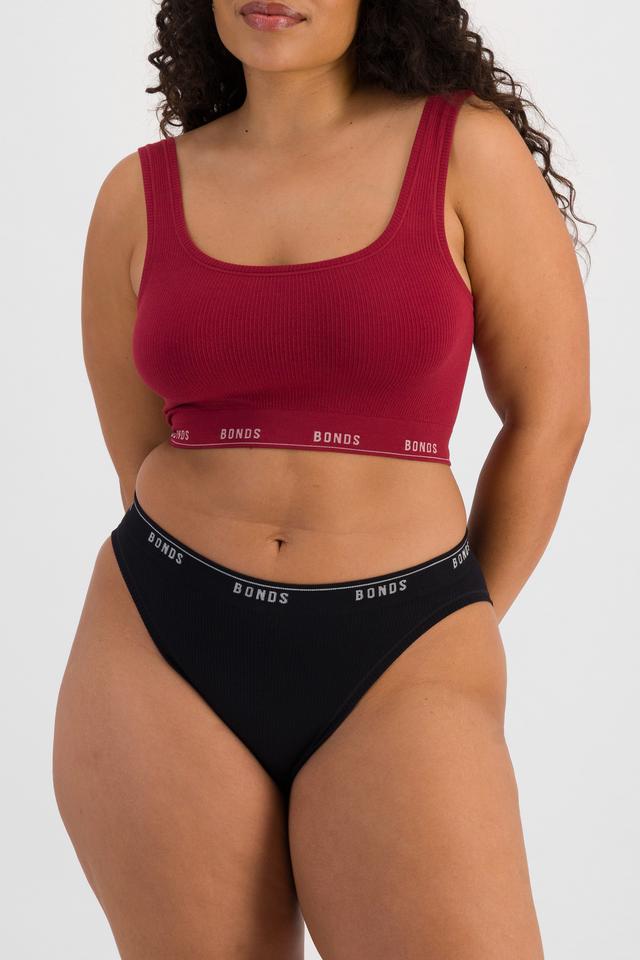 Laura (She/Her) wears size 14 and is 165cm tall with 94cm chest and 76cm waist