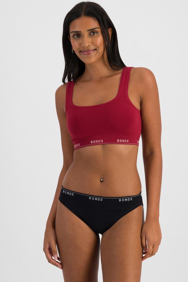 NAYA (She/Her) wears size 10 and is 174cm tall with 80cm chest and 63cm waist