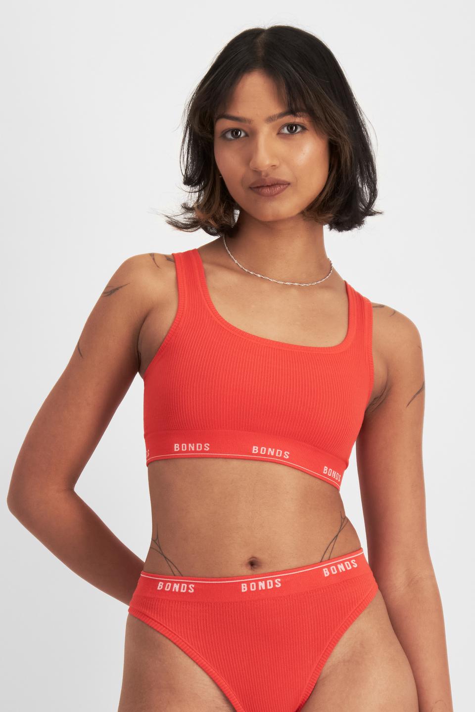 Nickila (She/Her) wears size 10 and is 171cm tall with 77cm chest and 68cm waist