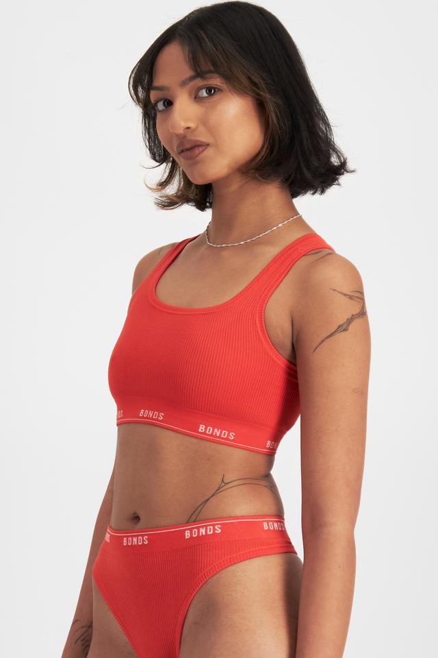 Nickila (She/Her) wears size 10 and is 171cm tall with 77cm chest and 68cm waist