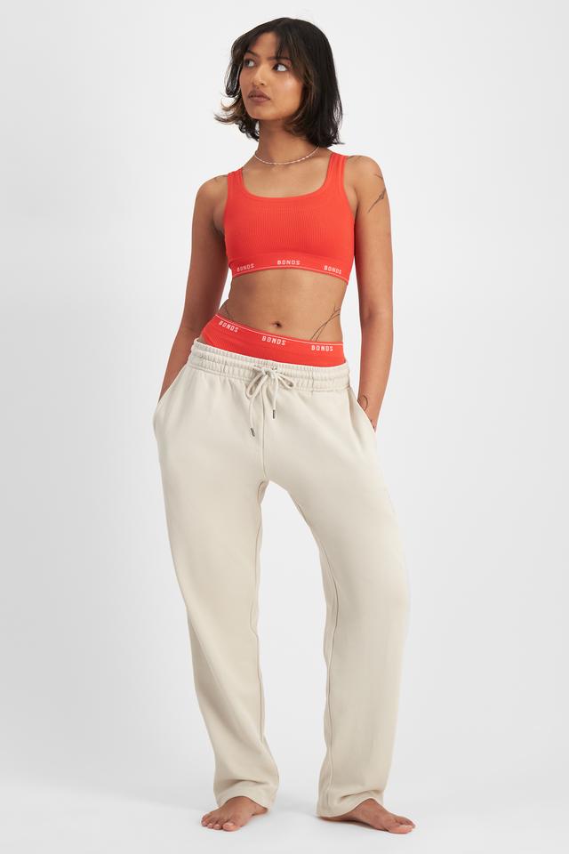 Nickila (She/Her) wears size 10 and is 171cm tall with 77cm chest and 68cm waist