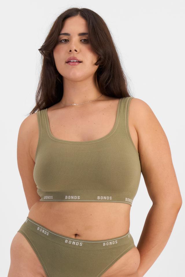 Bella (She/Her) wears size 14 and is 173cm tall with 95cm chest and 77cm waist
