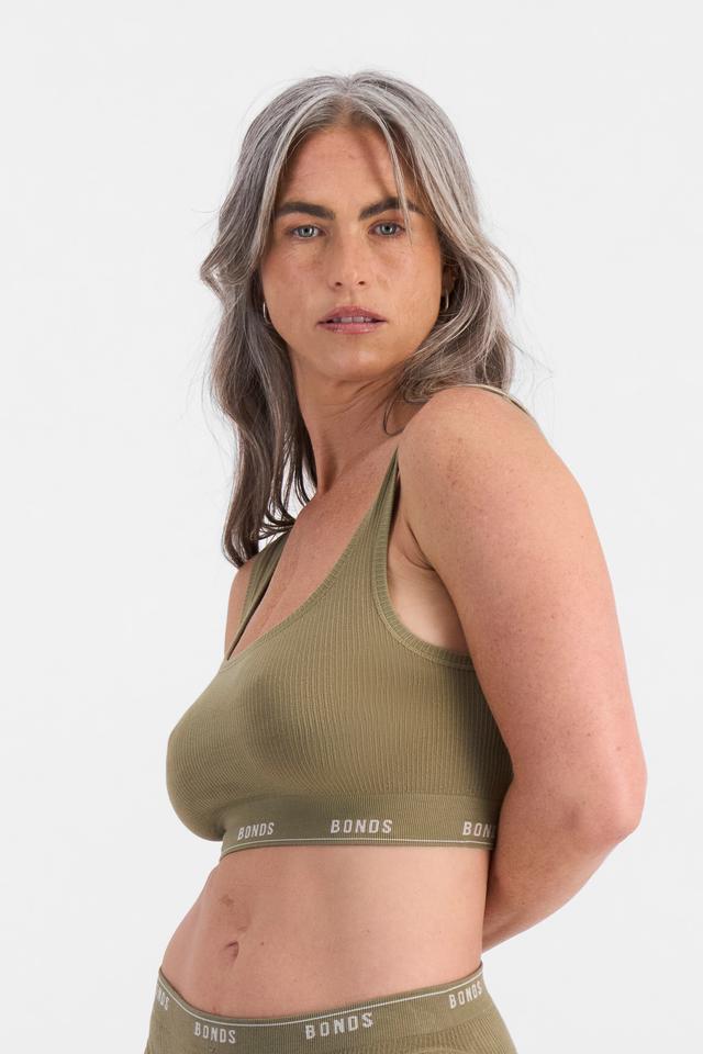Kiah (She/Her) wears size 10 and is 165cm tall with 89cm chest and 66cm waist