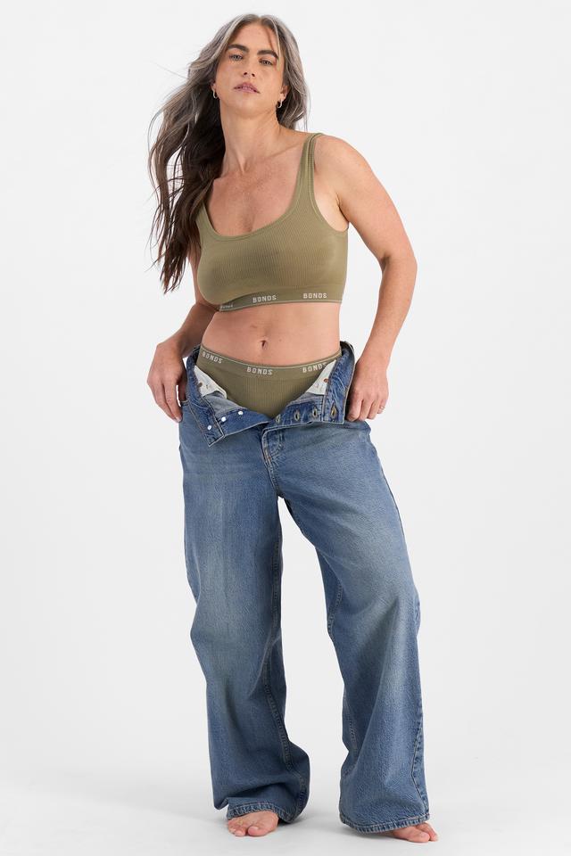 Kiah (She/Her) wears size 10 and is 165cm tall with 89cm chest and 66cm waist