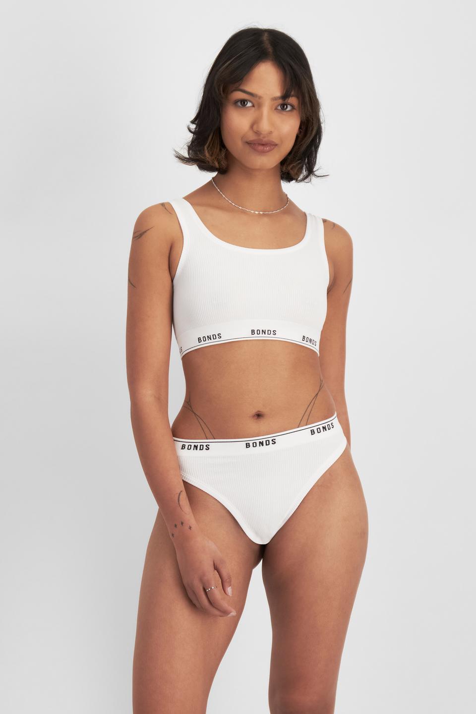 Nickila (She/Her) wears size 10 and is 171cm tall with 77cm chest and 68cm waist