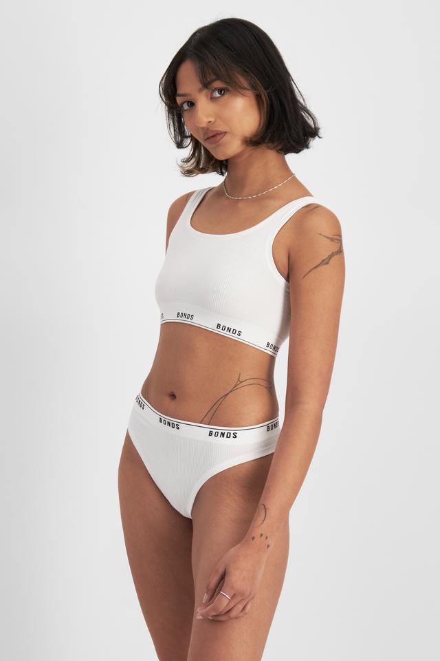 Nickila (She/Her) wears size 10 and is 171cm tall with 77cm chest and 68cm waist
