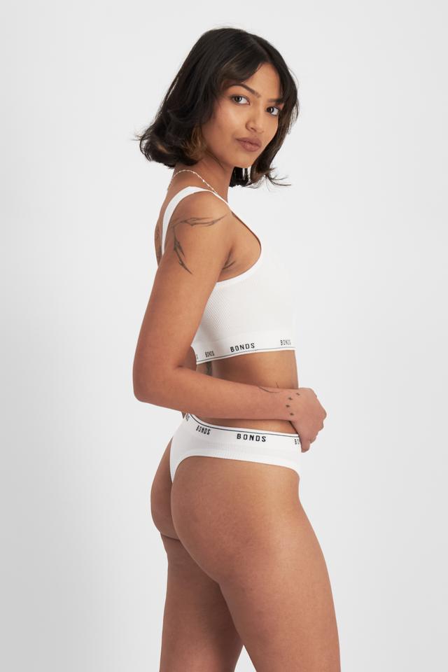 Nickila (She/Her) wears size 10 and is 171cm tall with 77cm chest and 68cm waist