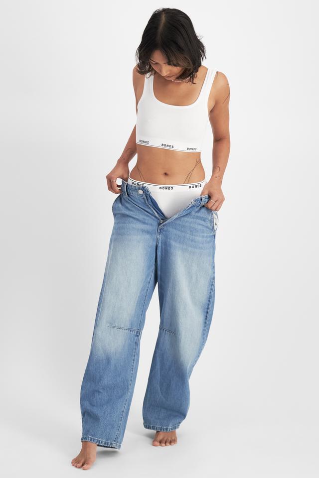 Nickila (She/Her) wears size 10 and is 171cm tall with 77cm chest and 68cm waist