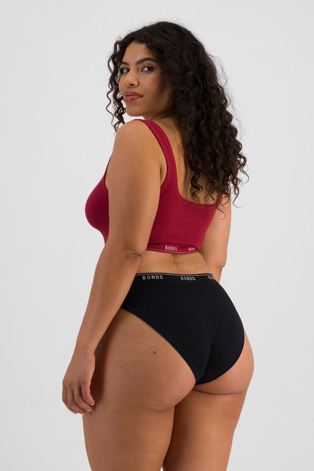 Laura (She/Her) wears size 14 and is 165cm tall with 94cm chest and 76cm waist