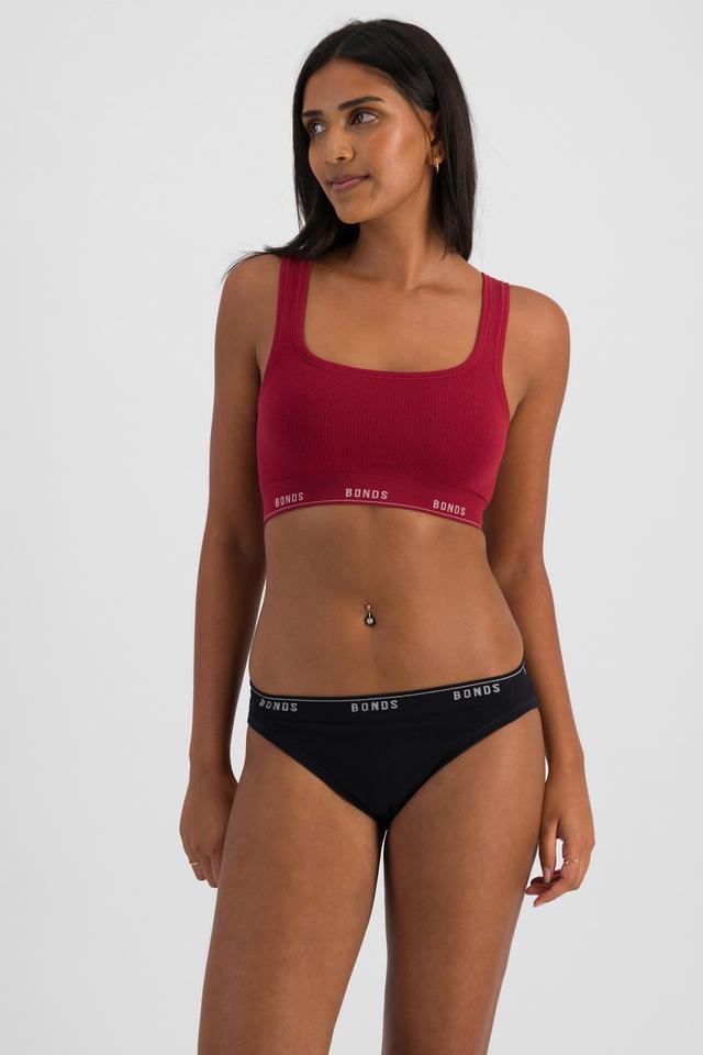 NAYA (She/Her) wears size 10 and is 174cm tall with 80cm chest and 63cm waist