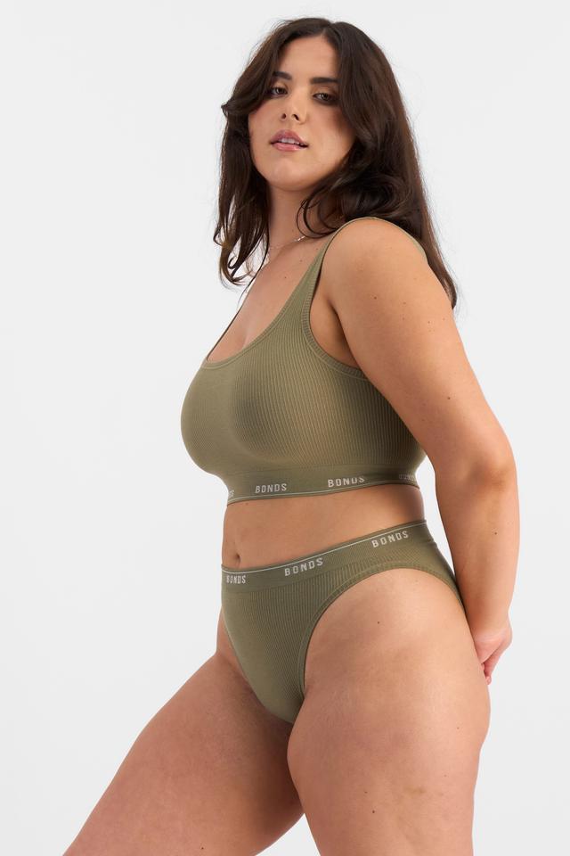 Bella (She/Her) wears size 14 and is 173cm tall with 95cm chest and 77cm waist