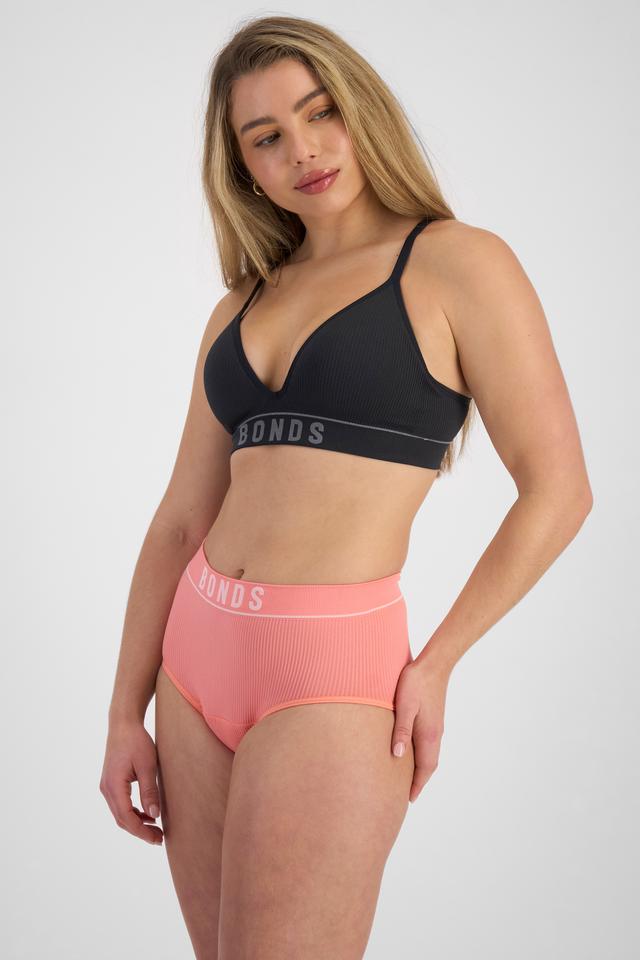 Sienna (She/Her) wears size 10 and is 164cm tall with cm chest and 71cm waist