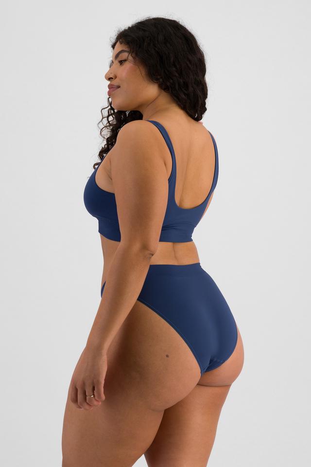Laura (She/Her) wears size 14 and is 165cm tall with 94cm chest and 76cm waist