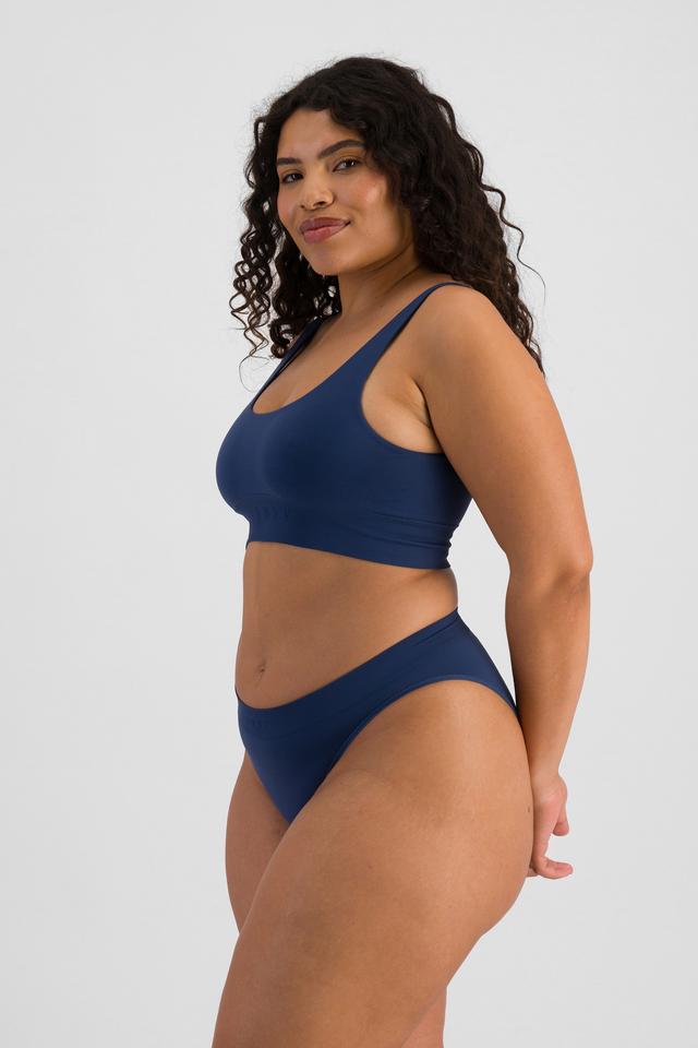 Laura (She/Her) wears size 14 and is 165cm tall with 94cm chest and 76cm waist
