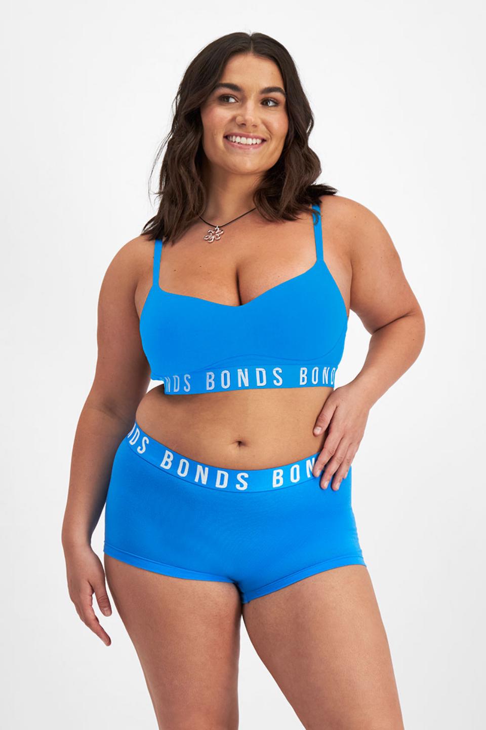 Elle (She/Her) wears size 14 and is 160cm tall with 94cm chest and 71cm waist