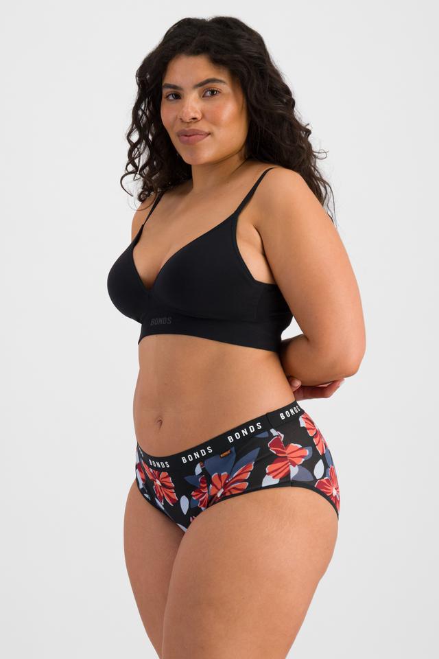 Laura (She/Her) wears size 14 and is 165cm tall with 94cm chest and 76cm waist