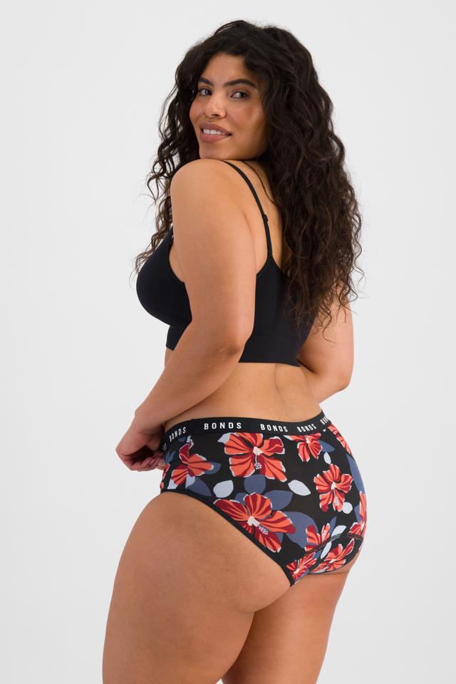 Laura (She/Her) wears size 14 and is 165cm tall with 94cm chest and 76cm waist