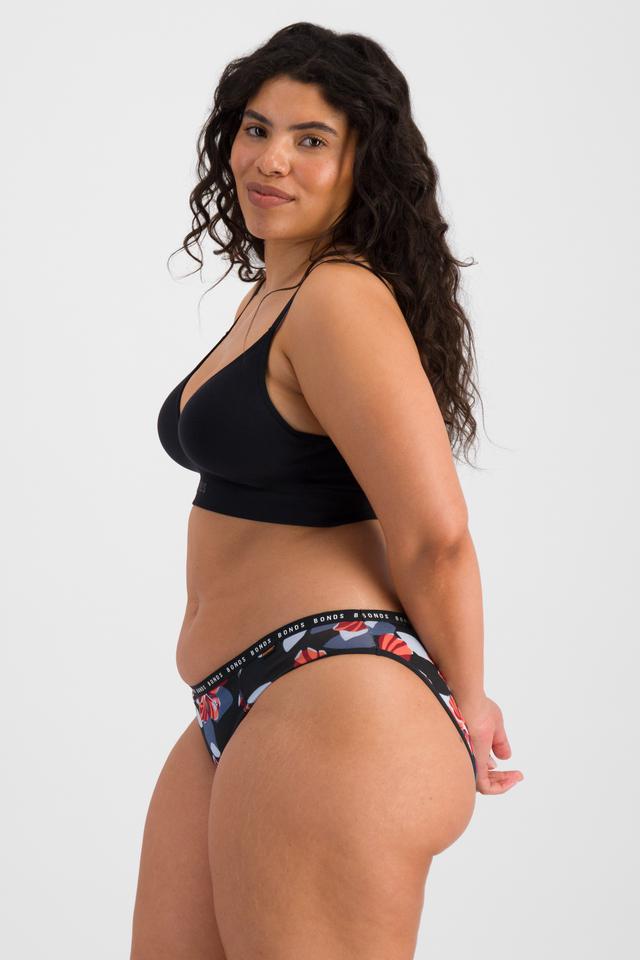 Laura (She/Her) wears size 14 and is 165cm tall with 94cm chest and 76cm waist