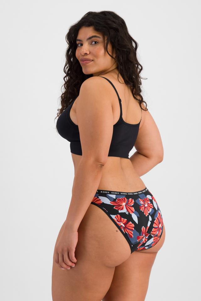 Laura (She/Her) wears size 14 and is 165cm tall with 94cm chest and 76cm waist