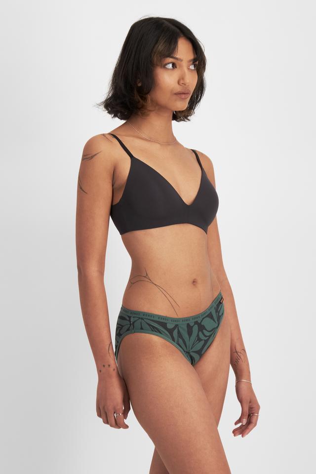 Nickila (She/Her) wears size 10 and is 171cm tall with 77cm chest and 68cm waist