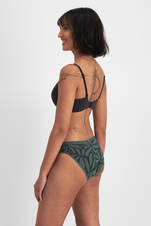 Nickila (She/Her) wears size 10 and is 171cm tall with 77cm chest and 68cm waist
