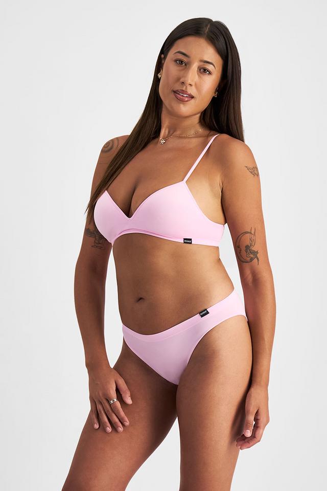 Leah (She/Her) wears size L and is 185cm tall with cm chest and cm waist