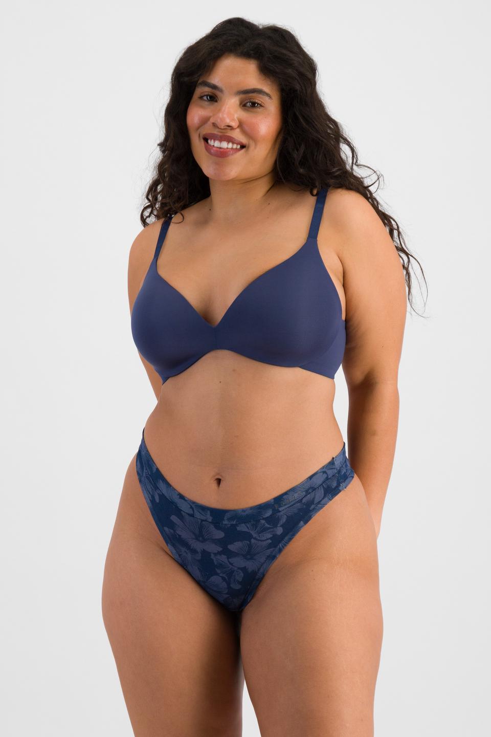 Laura (She/Her) wears size 14 and is 165cm tall with 94cm chest and 76cm waist