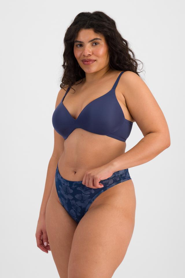 Laura (She/Her) wears size 14 and is 165cm tall with 94cm chest and 76cm waist