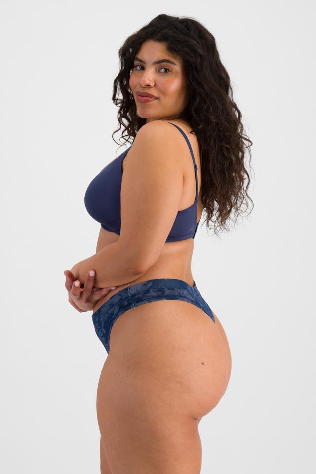 Laura (She/Her) wears size 14 and is 165cm tall with 94cm chest and 76cm waist