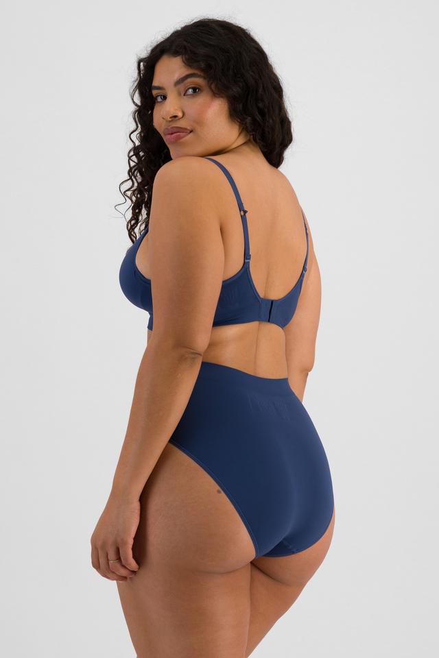 Laura (She/Her) wears size 14 and is 165cm tall with 94cm chest and 76cm waist
