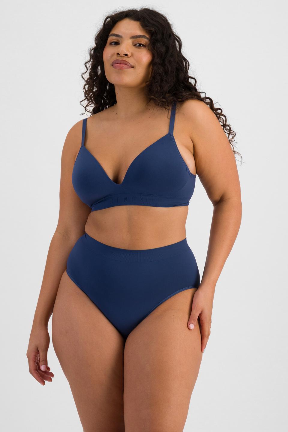Laura (She/Her) wears size 14 and is 165cm tall with 94cm chest and 76cm waist