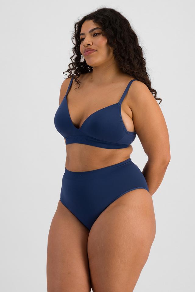 Laura (She/Her) wears size 14 and is 165cm tall with 94cm chest and 76cm waist