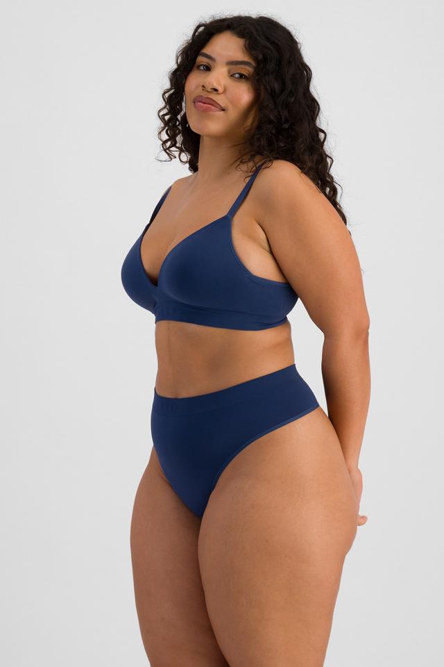 Laura (She/Her) wears size 14 and is 165cm tall with 94cm chest and 76cm waist
