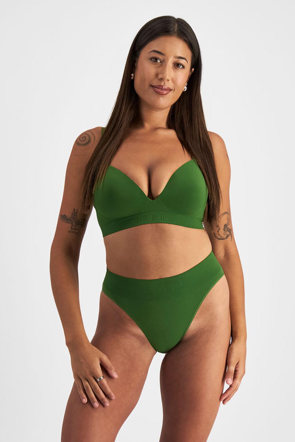 Leah (She/Her) wears size L and is 185cm tall with cm chest and cm waist