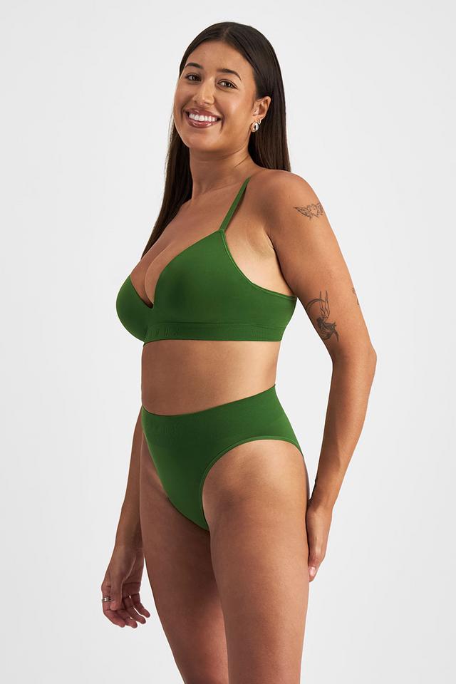 Leah (She/Her) wears size L and is 185cm tall with cm chest and cm waist