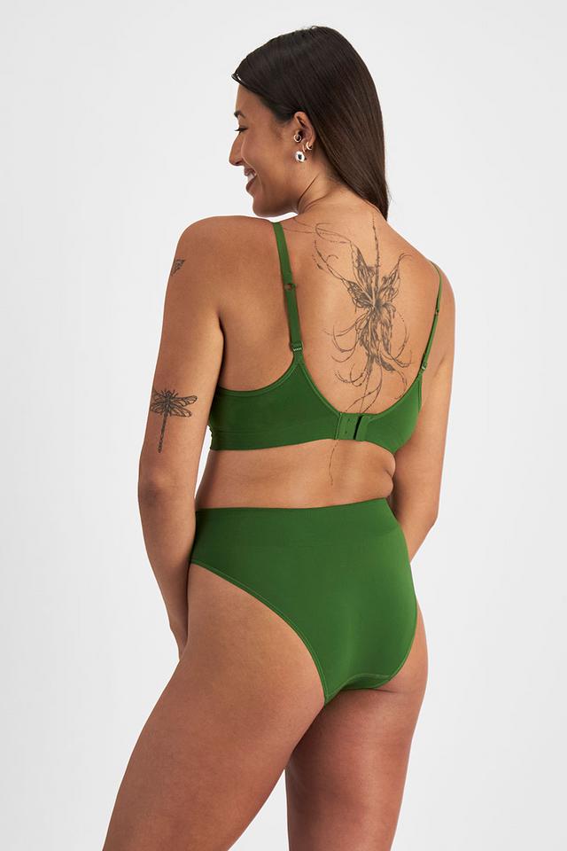 Leah (She/Her) wears size L and is 185cm tall with cm chest and cm waist