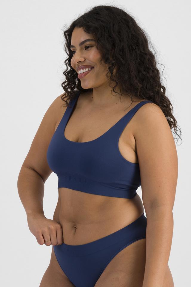Laura (She/Her) wears size 14 and is 165cm tall with 94cm chest and 76cm waist