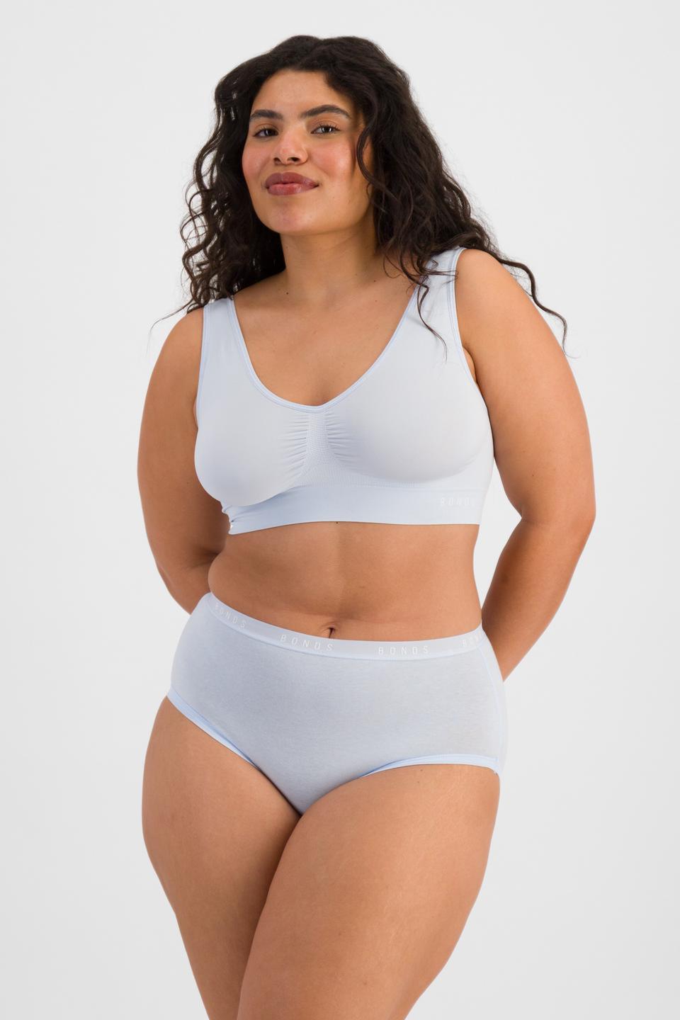 Laura (She/Her) wears size 14 and is 165cm tall with 94cm chest and 76cm waist