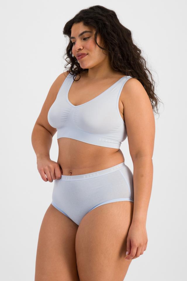 Laura (She/Her) wears size 14 and is 165cm tall with 94cm chest and 76cm waist